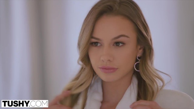 Анальное долбление горячей сучки с игрушками в попку
